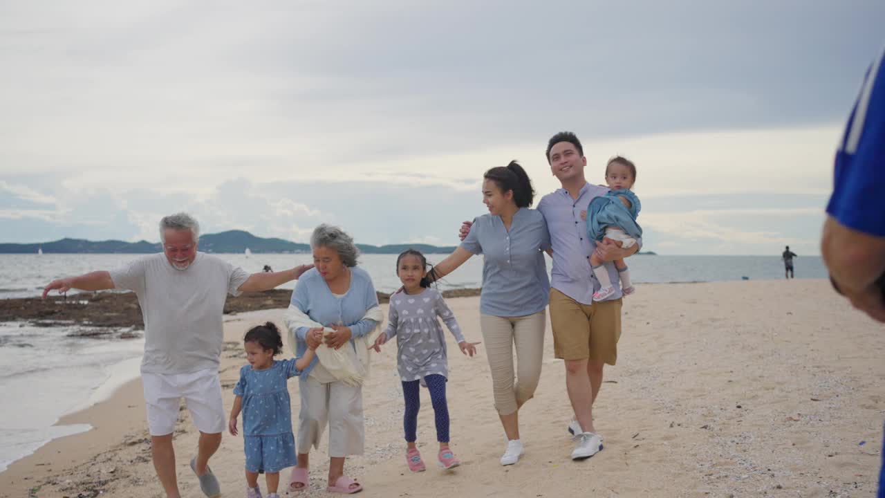 活跃的多代家庭在夏季海滩度假。视频素材