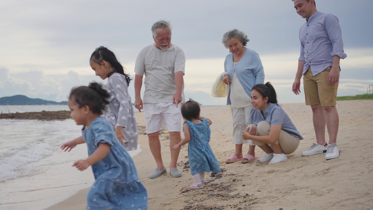 活跃的多代家庭在夏季海滩度假。视频素材