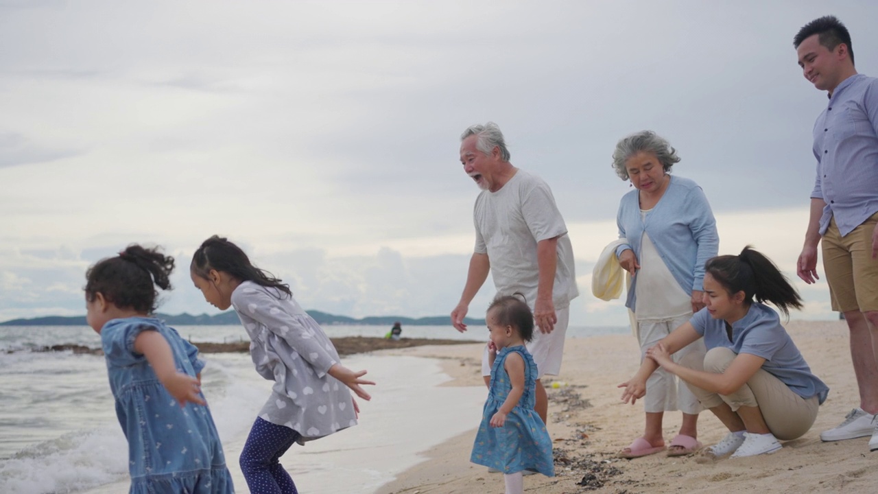 活跃的多代家庭在夏季海滩度假。视频素材