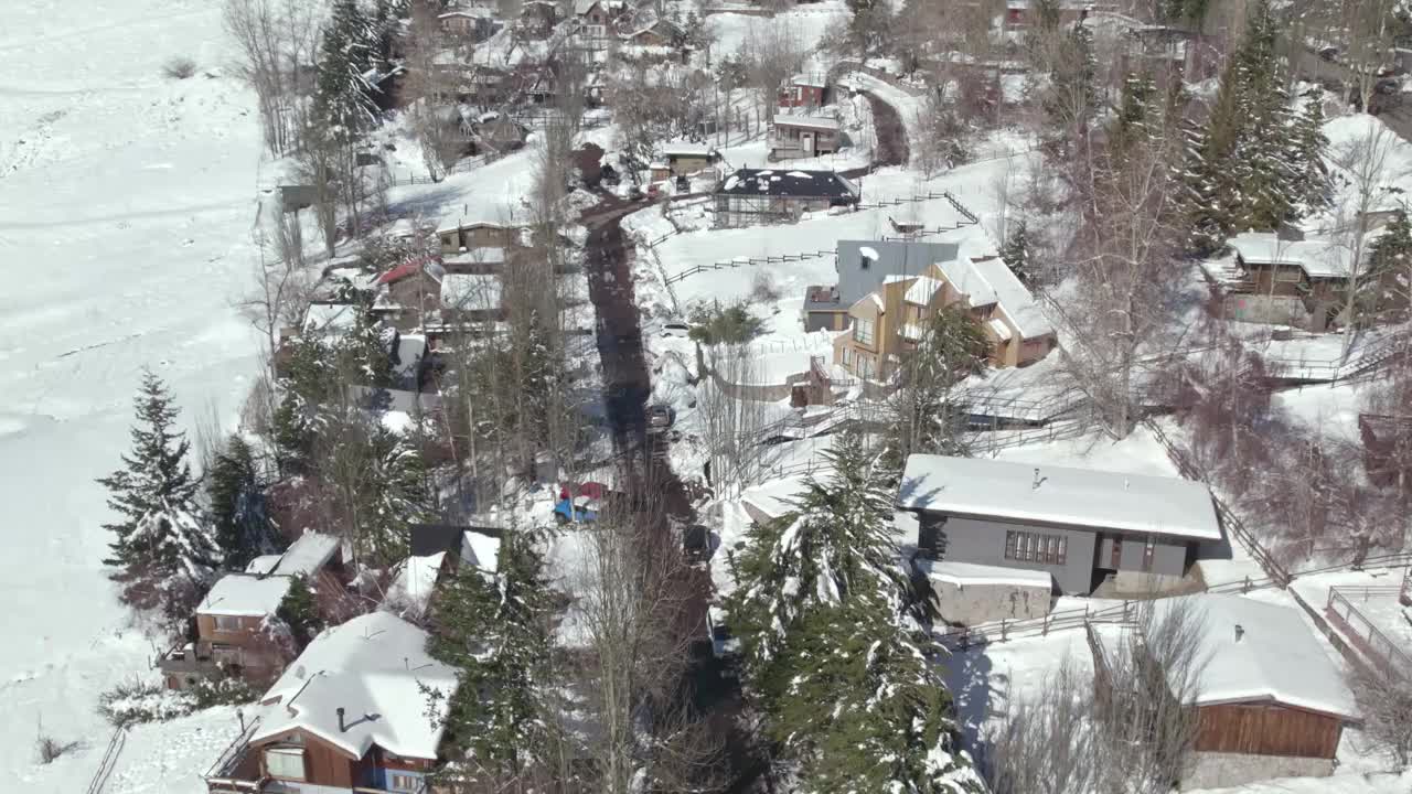 俯瞰安第斯山脉Farellones村滑雪胜地，智利圣地亚哥附近的雪屋景观视频素材