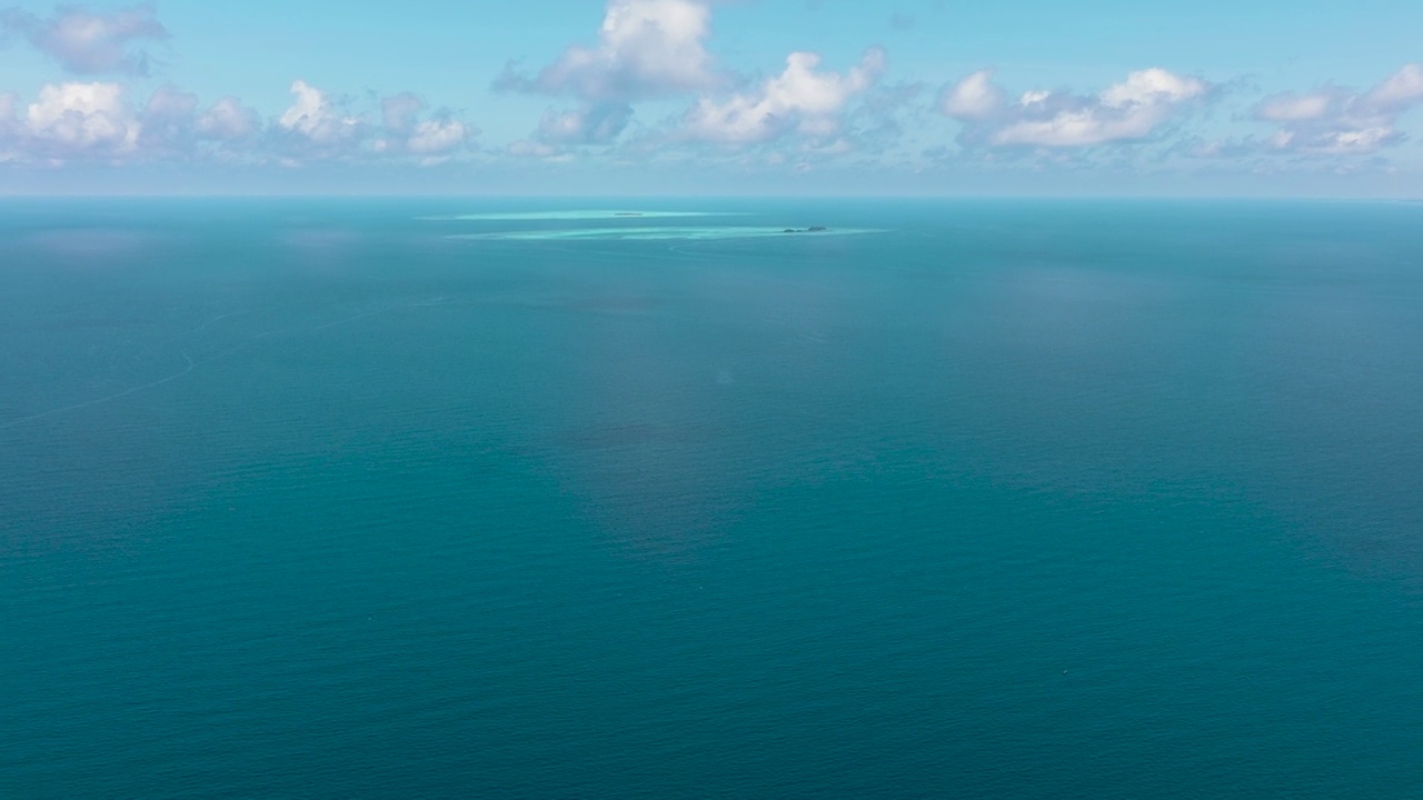 蔚蓝的大海波涛汹涌。视频素材