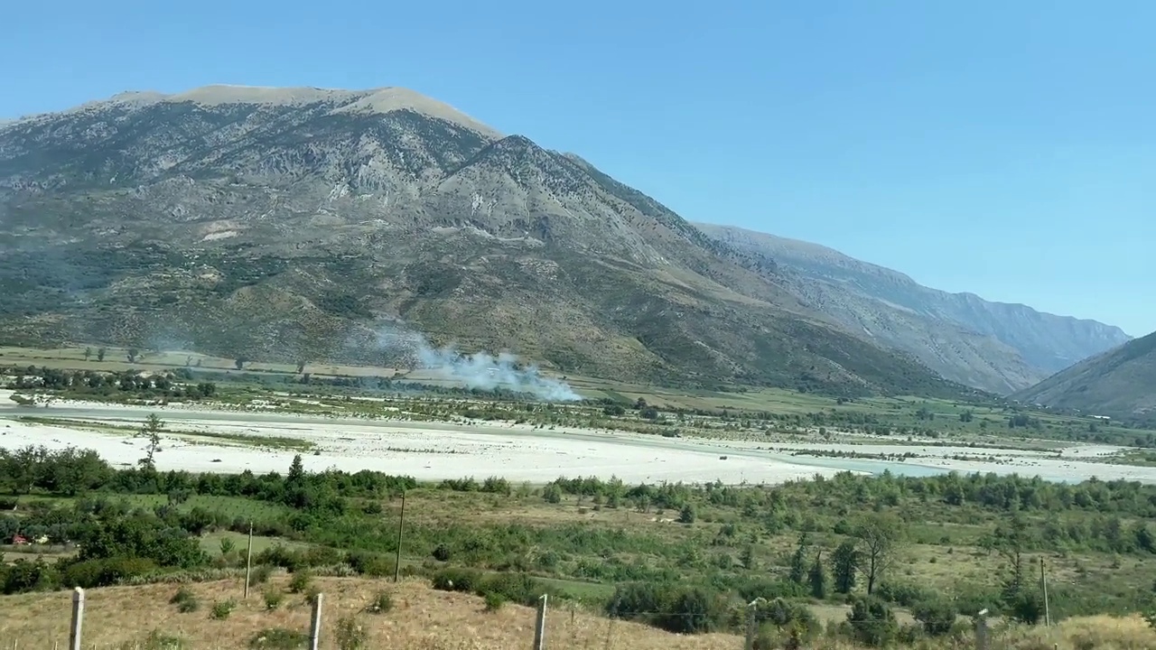 阿尔巴尼亚海滩在萨兰达ksamil海，天空清澈的水，天气山视频素材