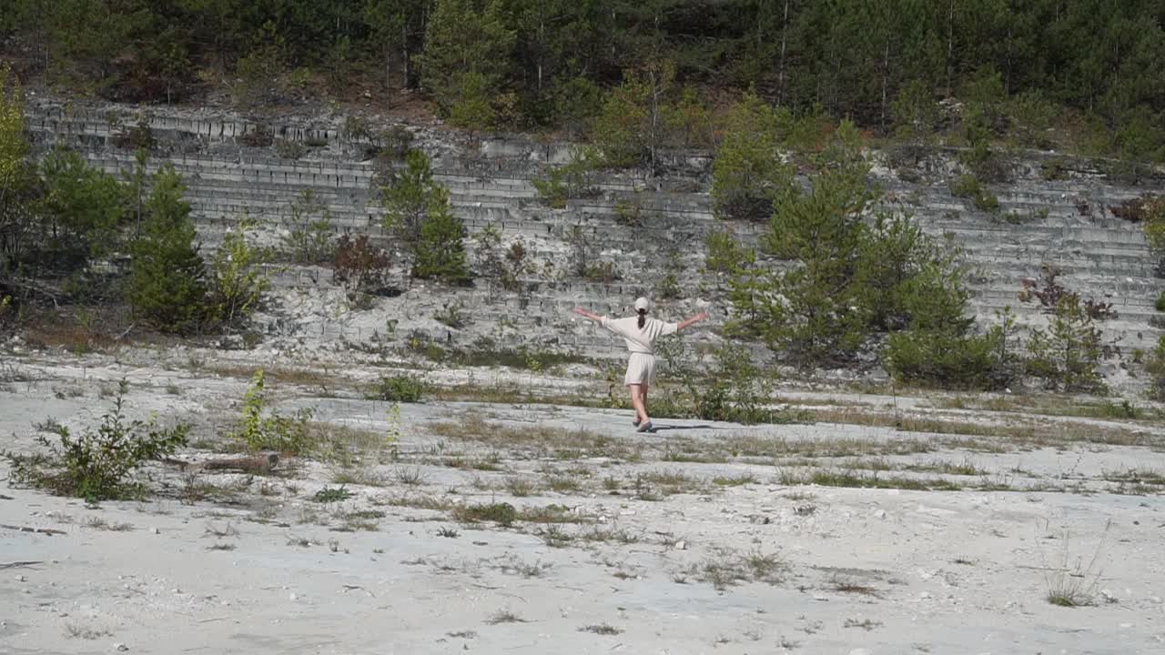 舞蹈，旅行或女人在大自然的山庆祝假期冒险。自由自在，在自然环境中徒步旅行视频下载