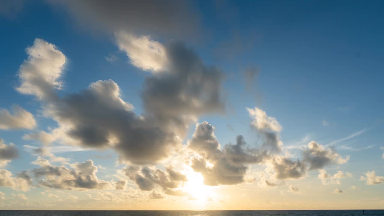 令人惊叹的日落天空和云背景的令人回味的时间间隔视频素材