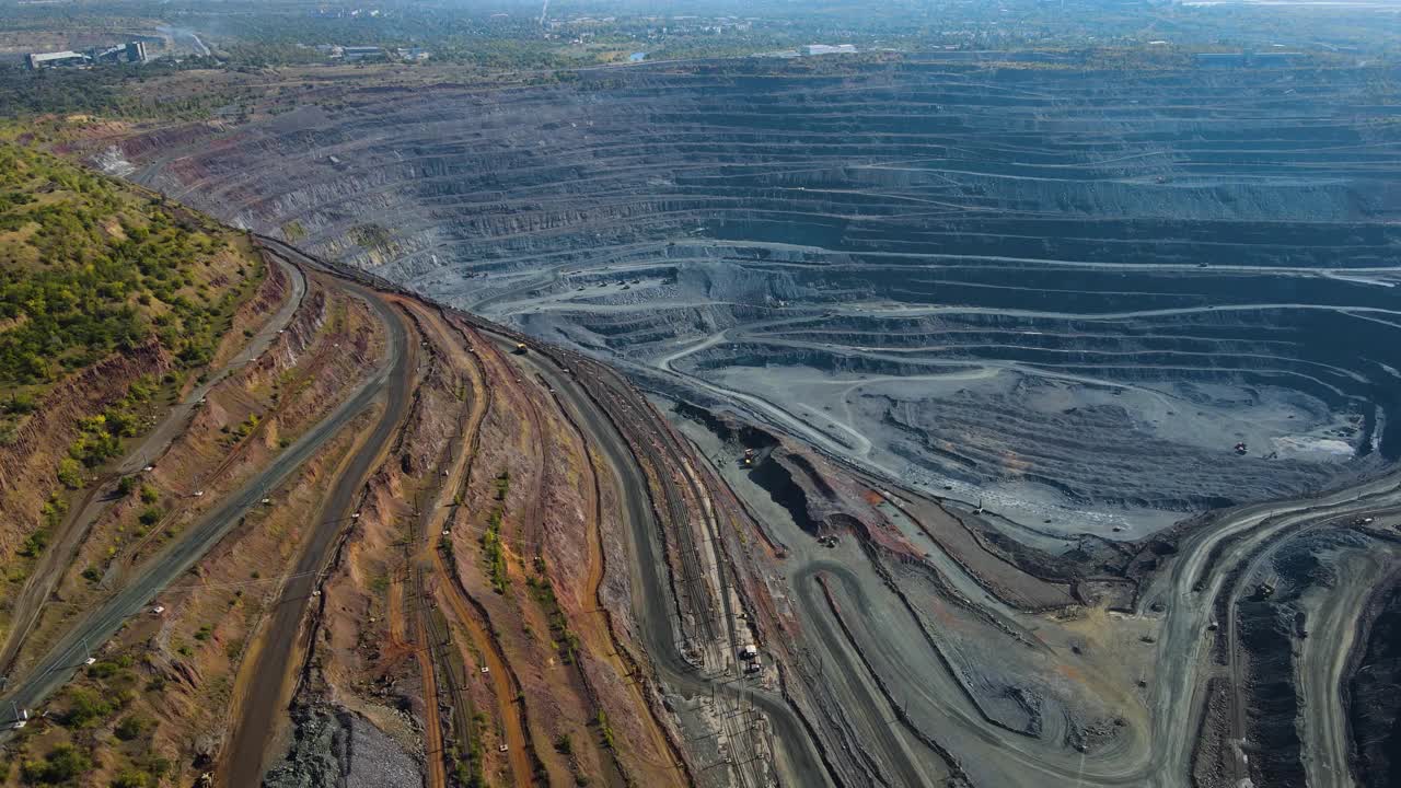 铁矿采石场露天开采花岗石球团矿。视频素材