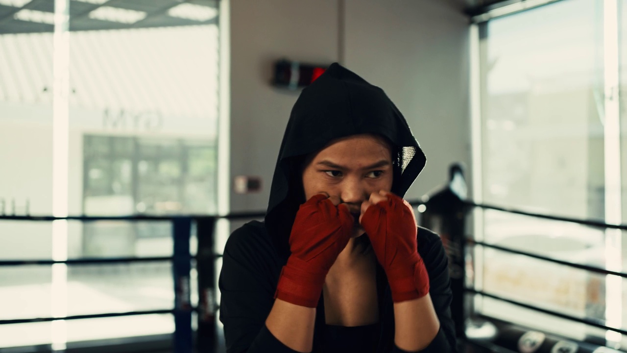 女拳击手在拳击馆里训练出拳，快速训练一系列出拳。视频素材