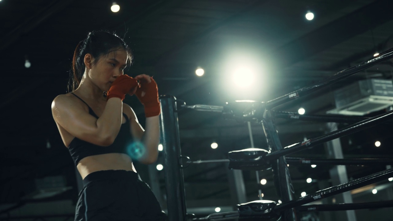 女拳击手在拳击馆里训练出拳，快速训练一系列出拳。视频下载