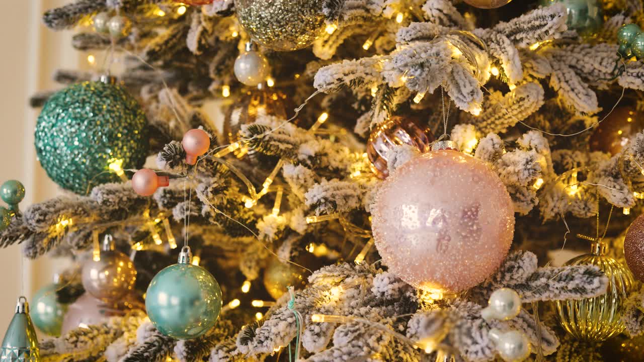 用球和灯装饰的圣诞树特写视频下载