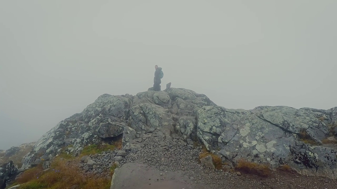 在挪威的一次徒步旅行中。适合在雨和雾中进行户外和登山旅行。视频下载