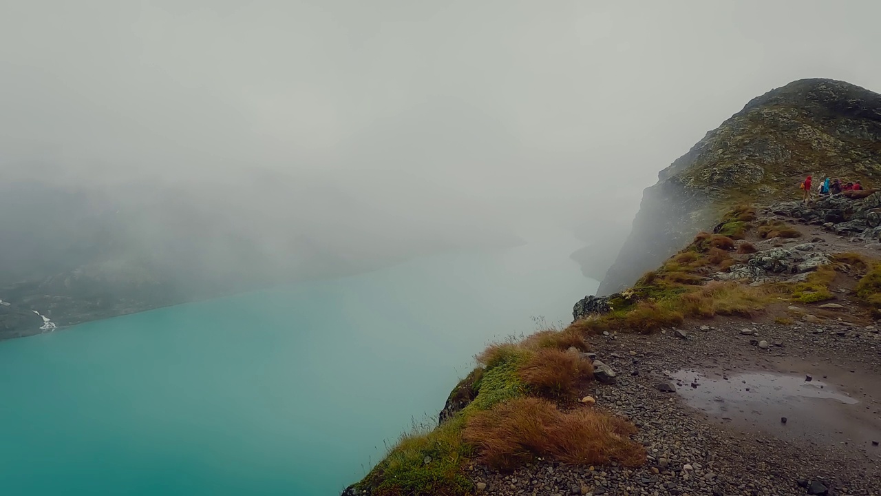 在挪威的一次徒步旅行中。适合在雨和雾中进行户外和登山旅行。视频下载