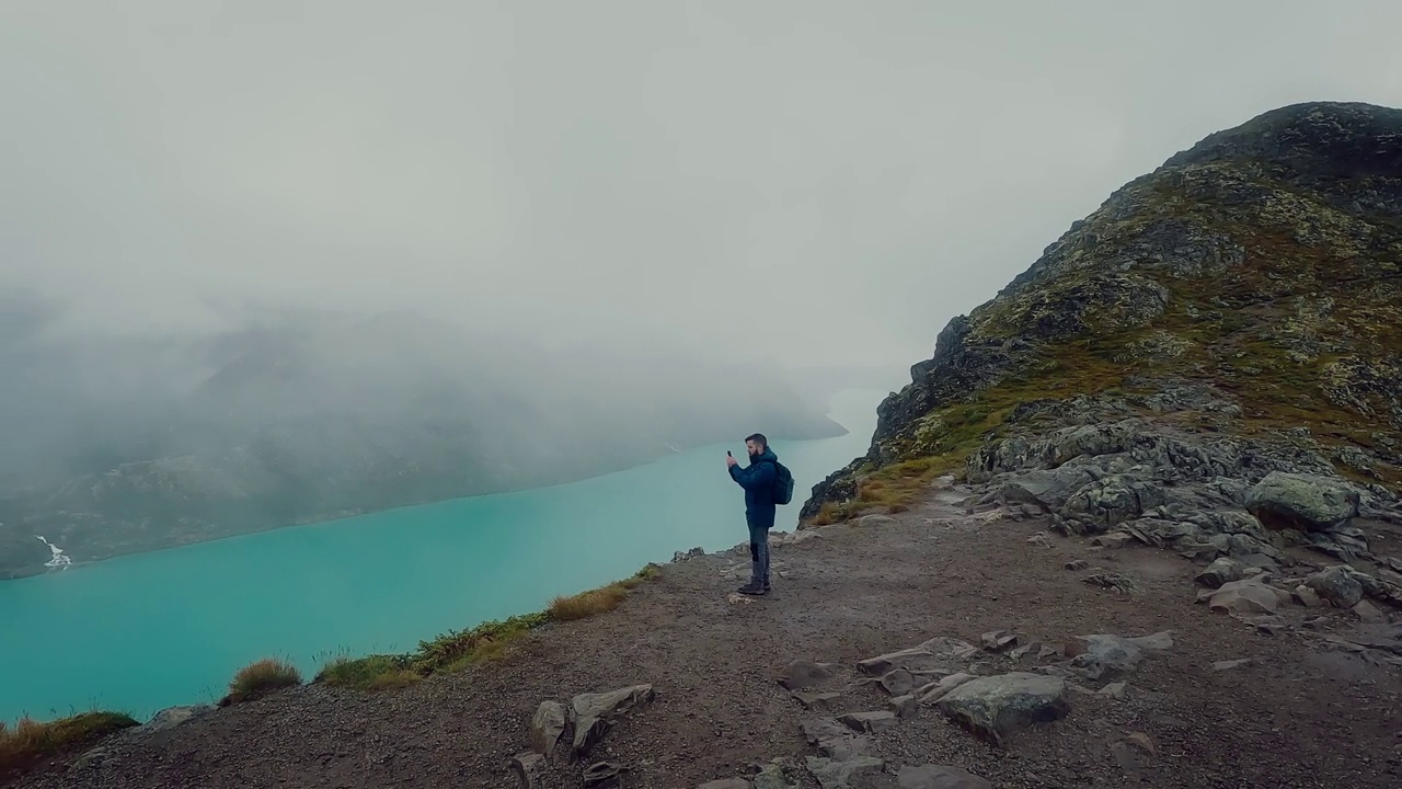 在挪威的一次徒步旅行中。适合在雨和雾中进行户外和登山旅行。视频下载