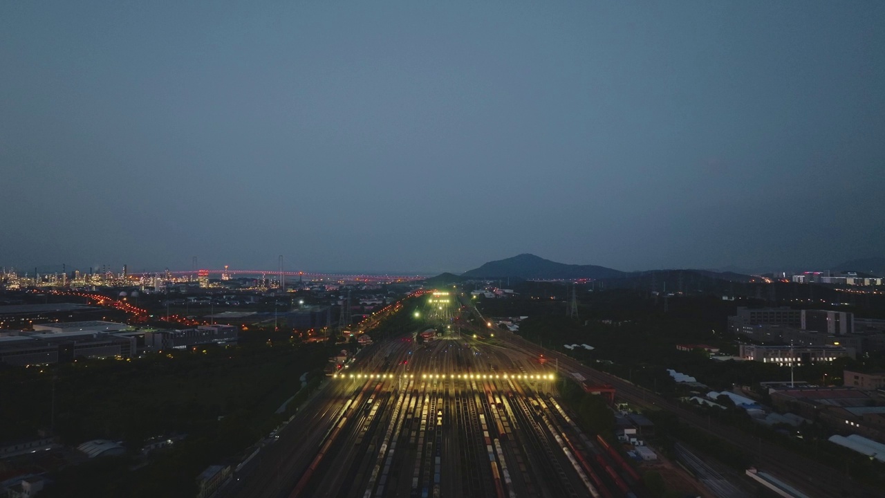 航拍铁路轨道和火车站夜间视频素材