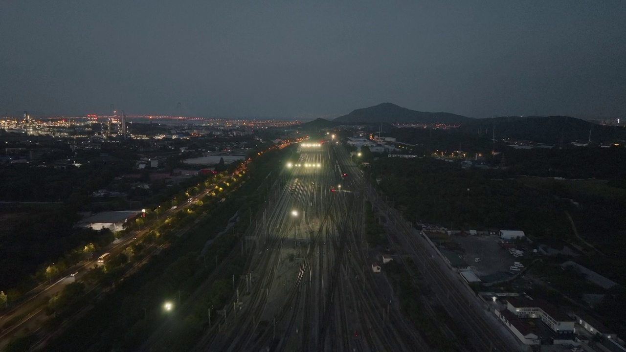 航拍铁路轨道和火车站夜间视频素材