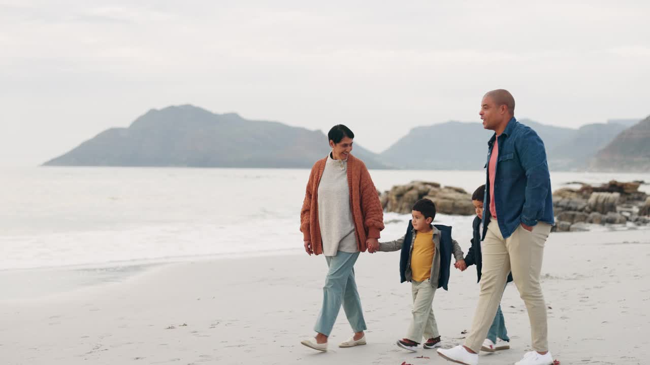 奶奶，爸爸和孩子们在沙滩上散步，手牵着手在海边旅行，在户外信任和亲密。冬天，大自然与人在冒险，家庭与自由在爱的旅途视频素材