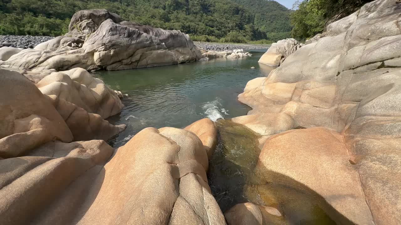 丛林中有河流和瀑布的自然小径视频素材