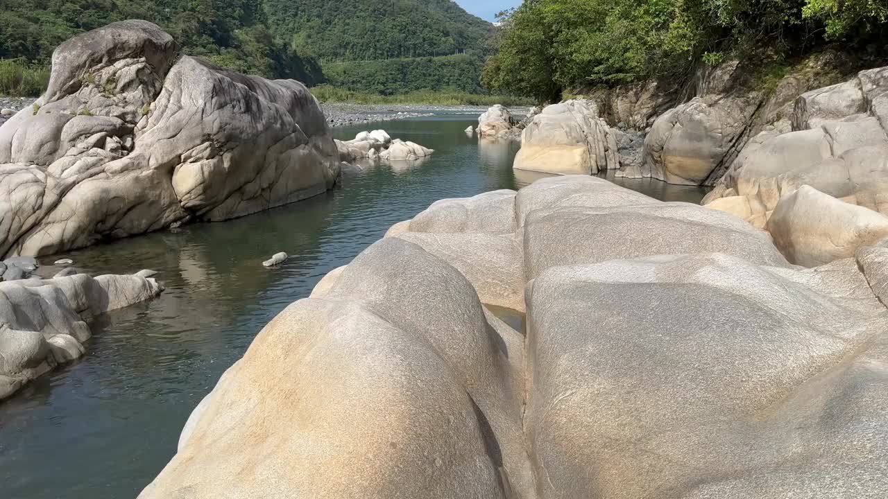 丛林中有河流和瀑布的自然小径视频素材