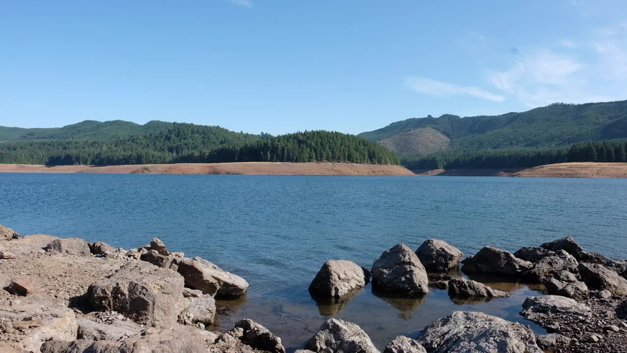 低水位在山溪水库在太平洋西北视频-高清1080p视频素材