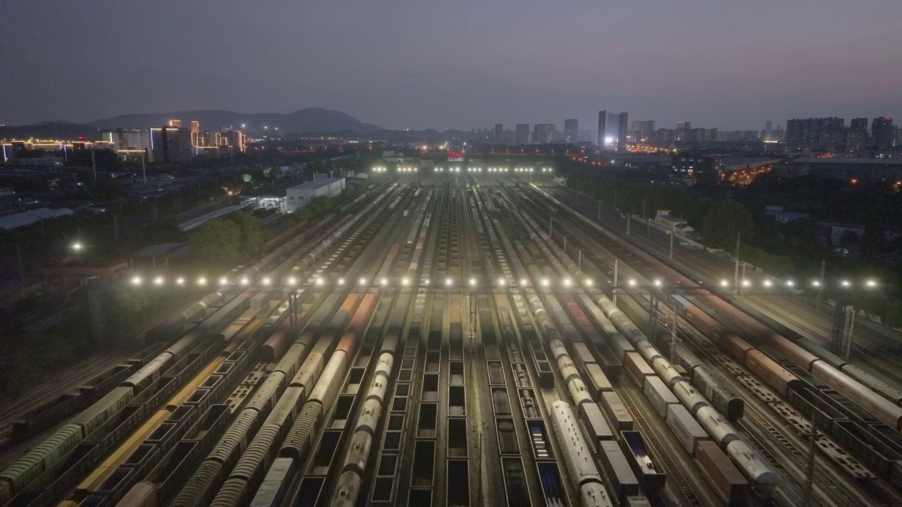 航拍铁路轨道和火车站夜间视频素材