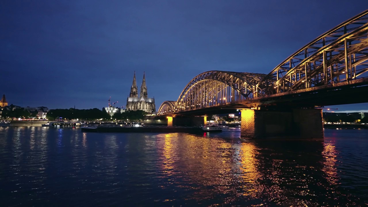 德国科隆市的夜景。莱茵河、霍亨索伦桥和大教堂视频素材