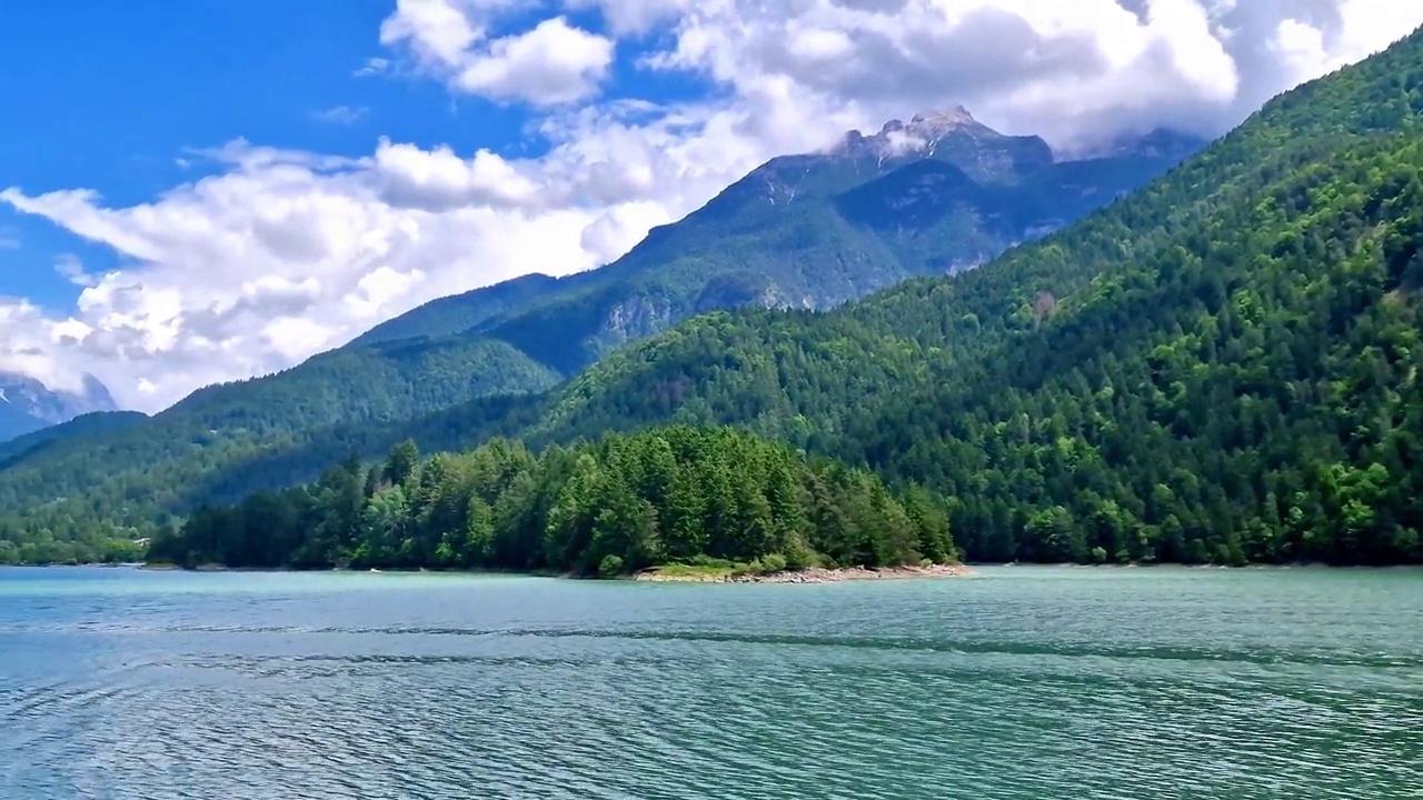 意大利北部风景优美的湖泊——宁静而美丽的绿松石湖泊拉戈迪卡多尔，被阿尔卑斯山脉白云石环绕。Belluno省视频素材