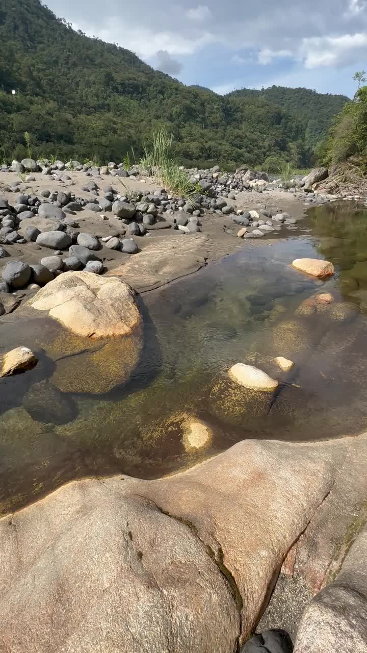 美丽的河流，奇特的岩石和干净的水。视频素材