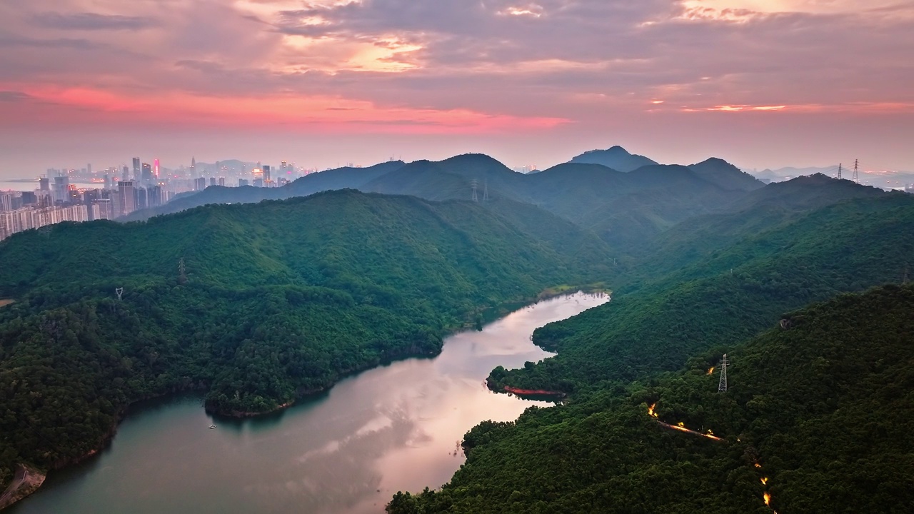 上午深圳山脉和城市建筑的航拍视频素材