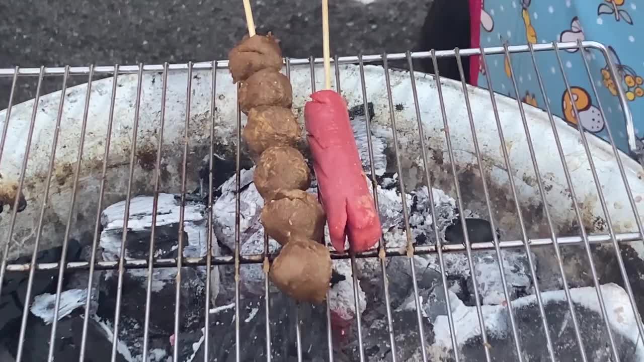 肉丸和烤香肠泰国街头小吃视频素材