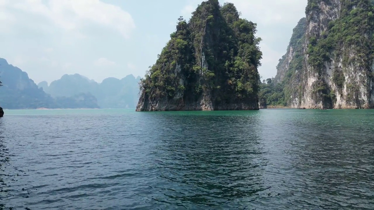 乘船去泰国的岛屿。考石国家公园和赤兰湖。直升机上的鸟瞰图视频下载