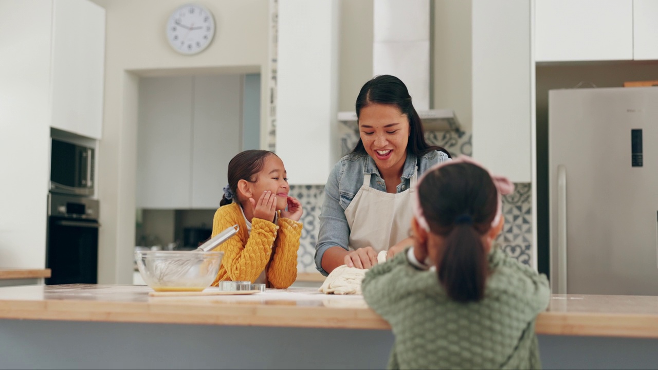 家庭，烘焙和一位母亲和她的孩子在他们家的厨房一起做饭的乐趣。食物，爱和姐妹孩子学习如何烘烤与他们的父母在一个房子里为孩子的发展视频素材