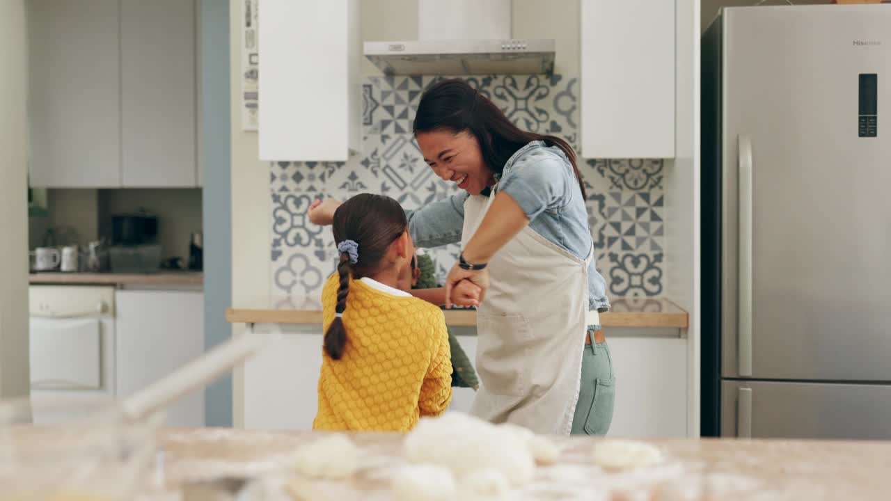 跳舞，烘焙和一个妈妈和她的孩子在他们家的厨房一起做饭的乐趣。家庭，爱和姐妹孩子学习如何烘焙与父母在家里为孩子的发展视频素材