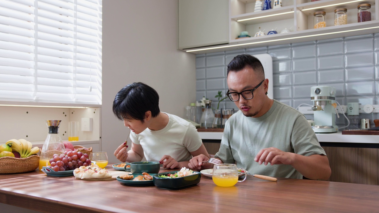 情侣们在餐厅吃午饭视频素材