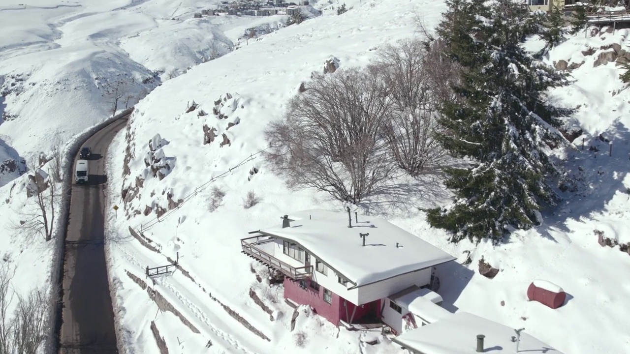 Farellones滑雪胜地空中无人机视图，道路拉帕尔瓦雪旅安第斯科迪勒拉景观，圣地亚哥，智利视频素材