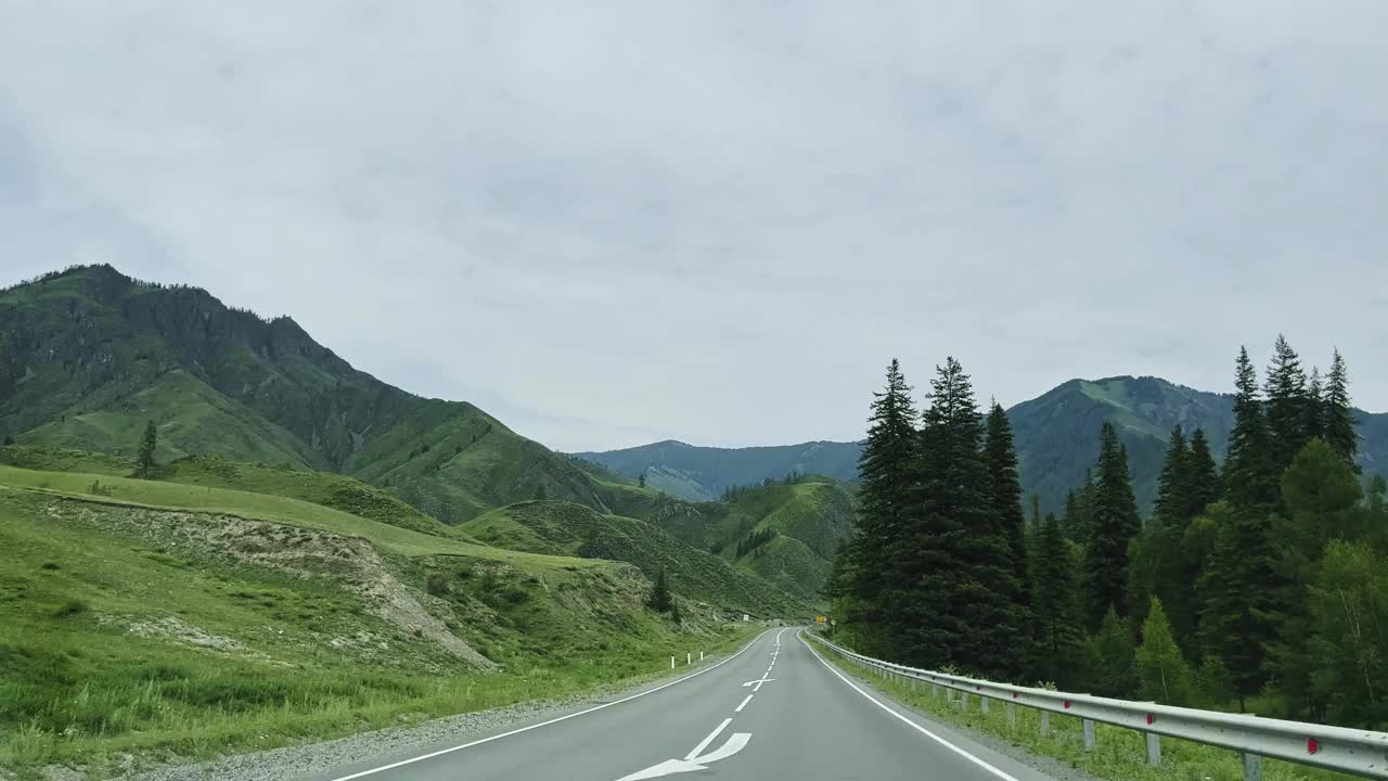 汽车行驶在山路上，景色壮丽。开车旅行。美丽的大自然。视频下载