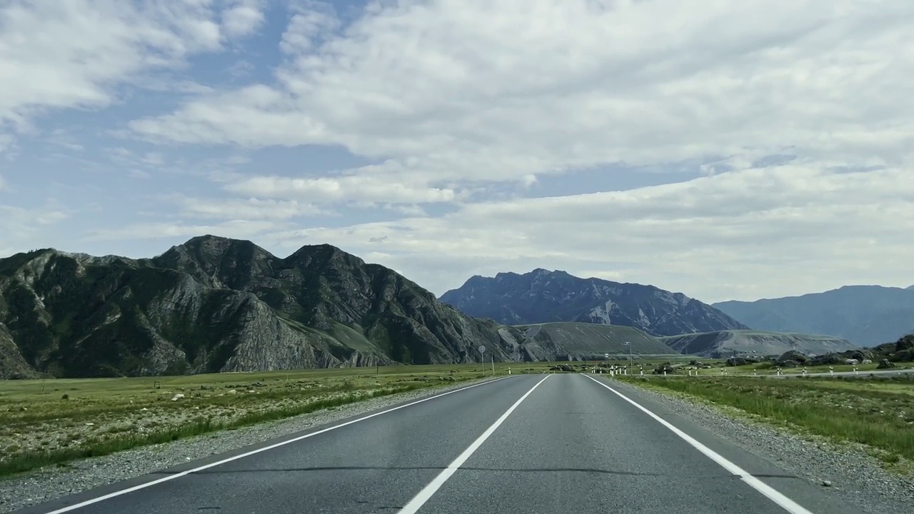 汽车行驶在山路上，景色壮丽。开车旅行。美丽的大自然。视频下载