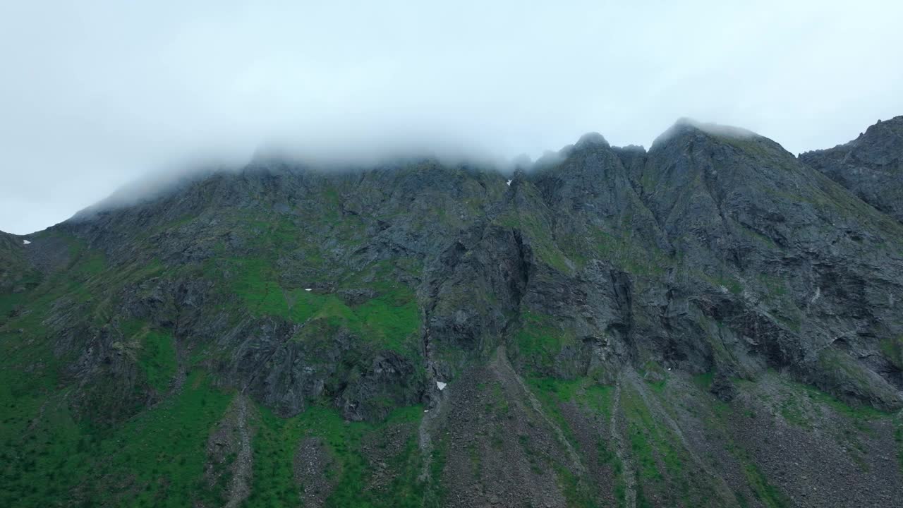 雾蒙蒙的落基山脉在挪威的Senja岛的Gryllefjord。低角度视频素材