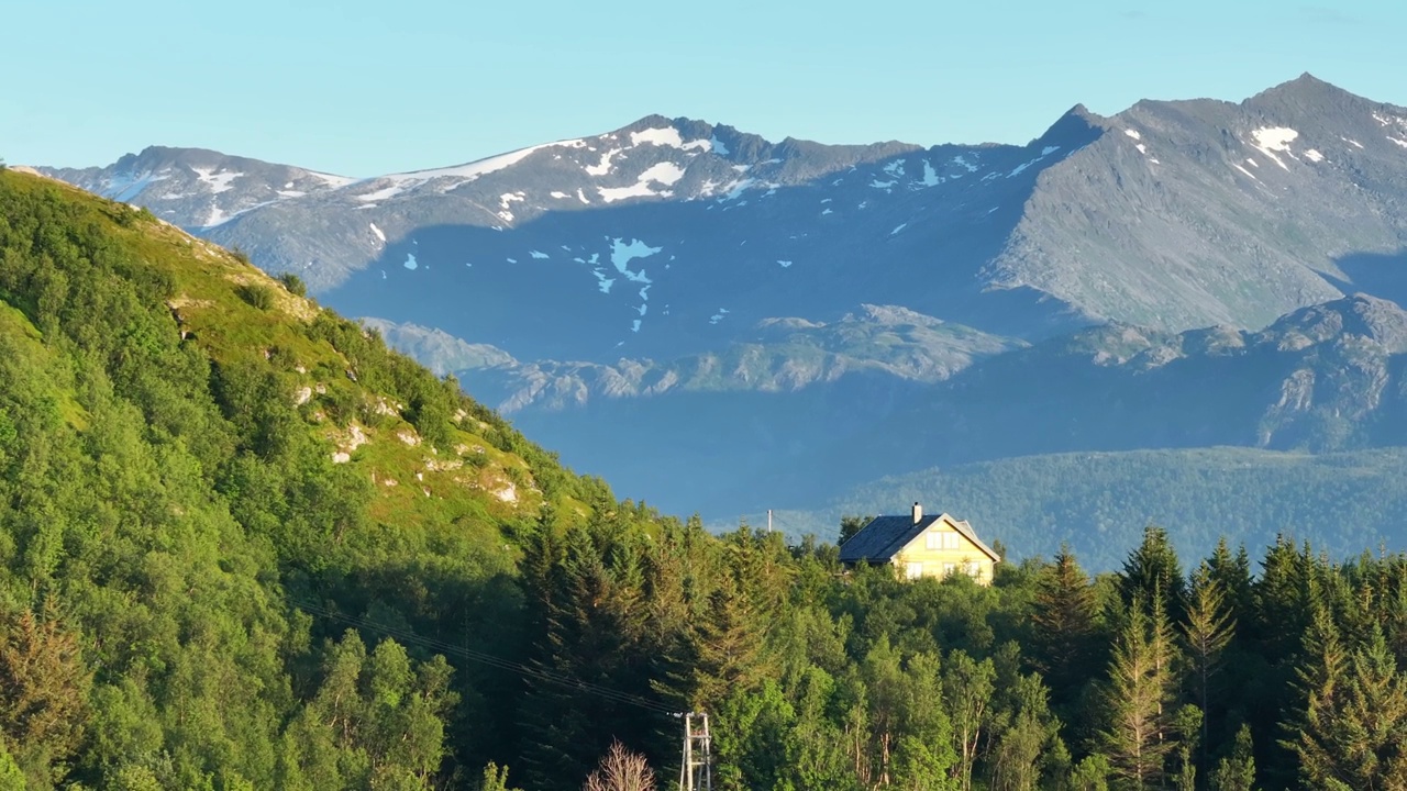 挪威Senja岛Bovaer的森林家园和山景。空中的回调视频素材