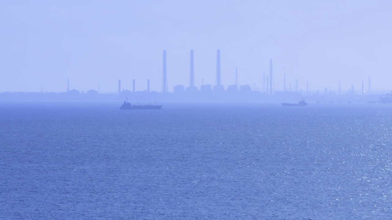 美丽的大海和Kisarazu厂区在一个阳光明媚的日子视频素材