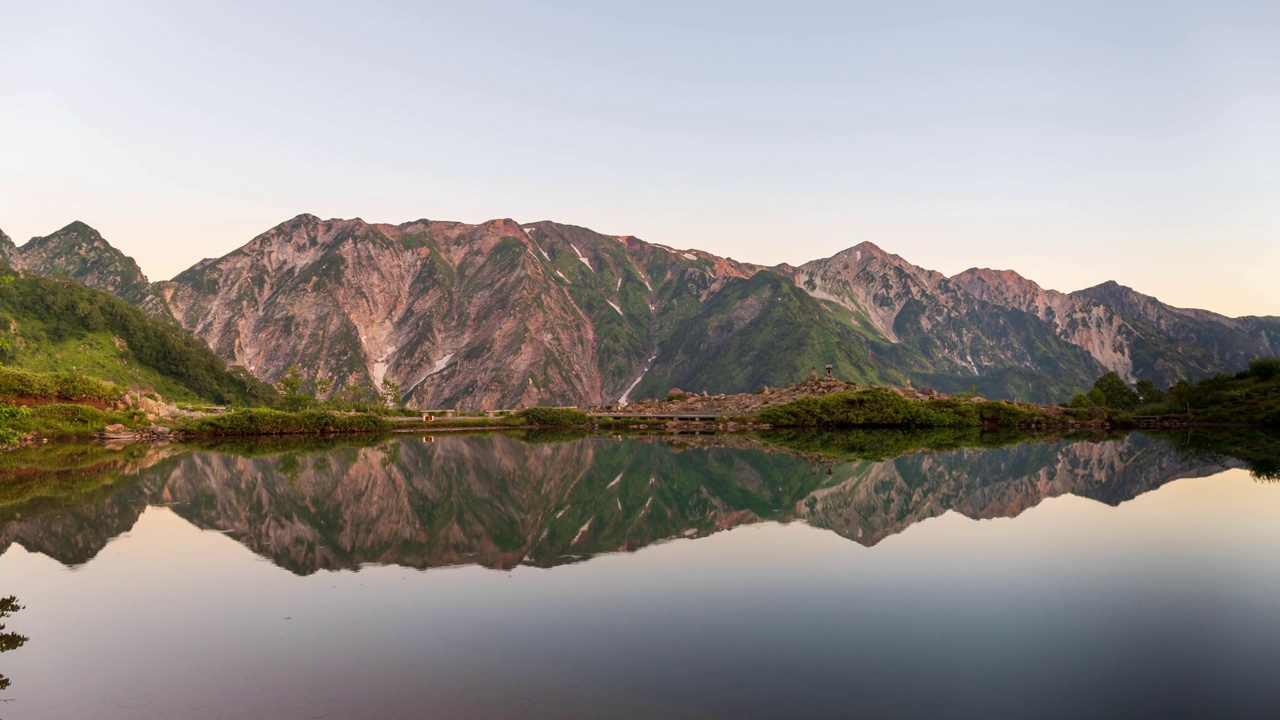 白波山山在黎明时分映在幸福池里的时间流逝视频下载