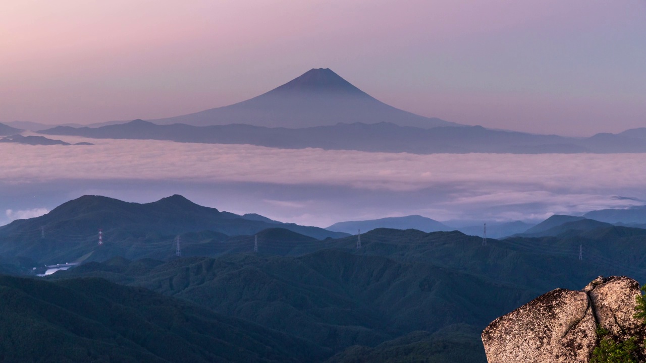 夏天，从金浦山顶上漂浮在云海中的富士山日出时的时间流逝视频素材