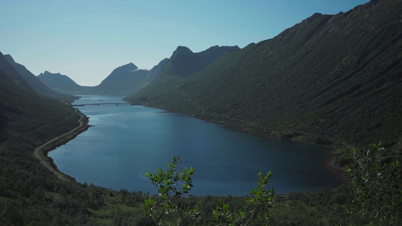 风景优美的峡湾在格里尔左峡湾，Senja，挪威-宽拍摄视频素材