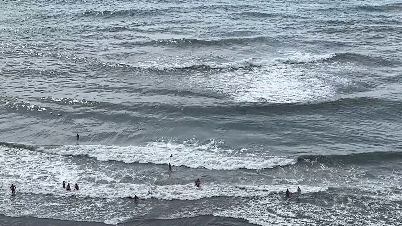 海浪拍打着海滩。视频素材