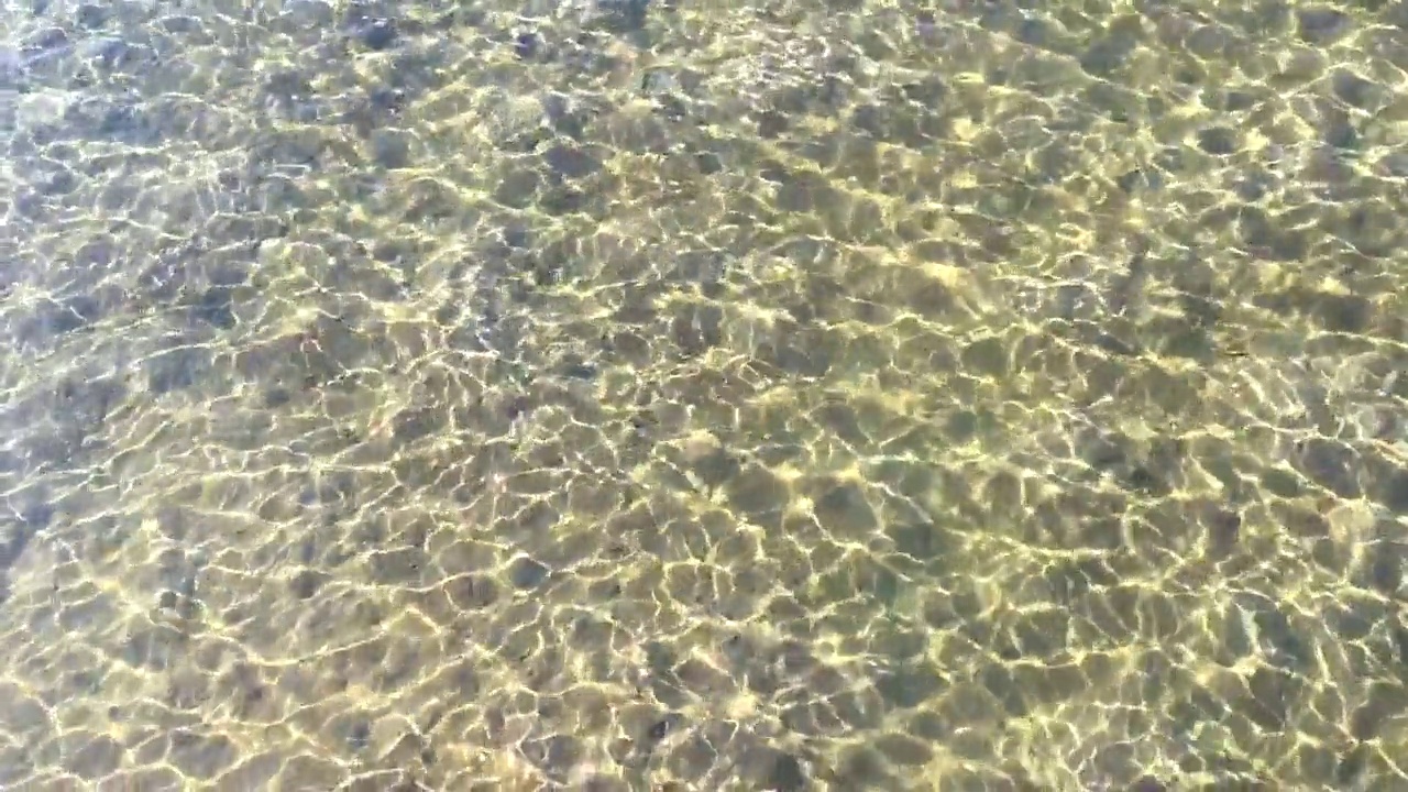 海水的涟漪反射在沙滩上视频下载