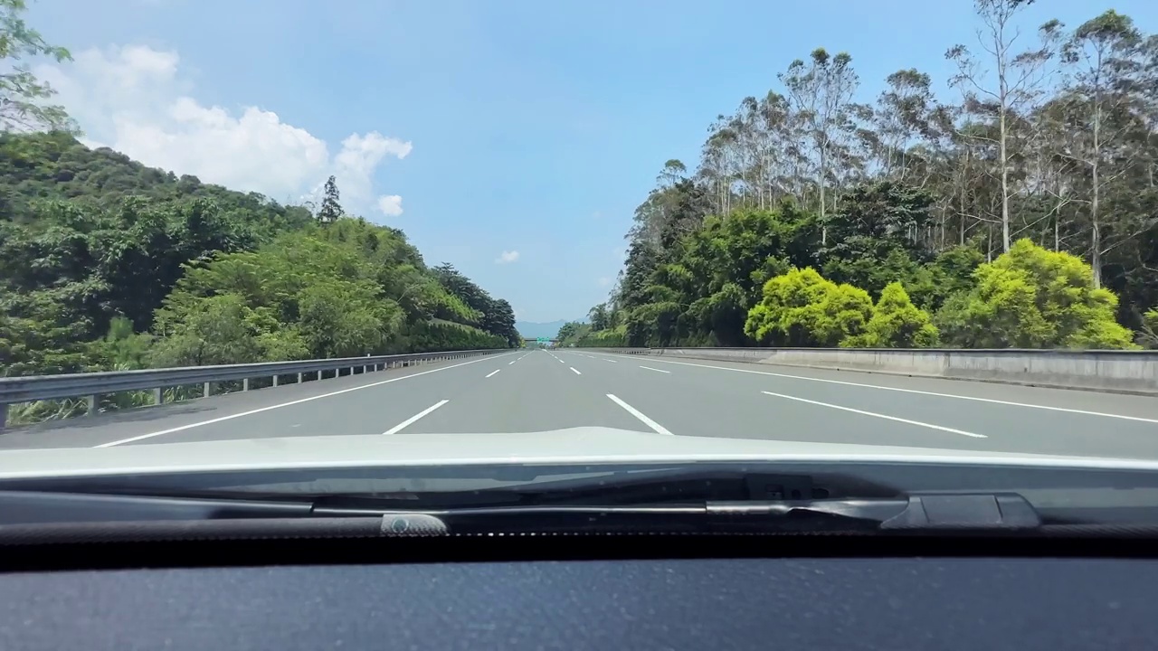 一辆行驶中的汽车前面的高速公路视频素材