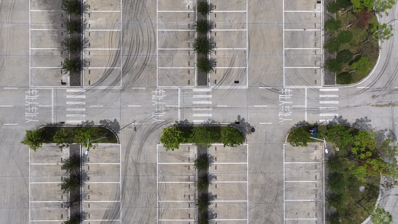 鸟瞰空荡荡的水泥地面停车场视频素材