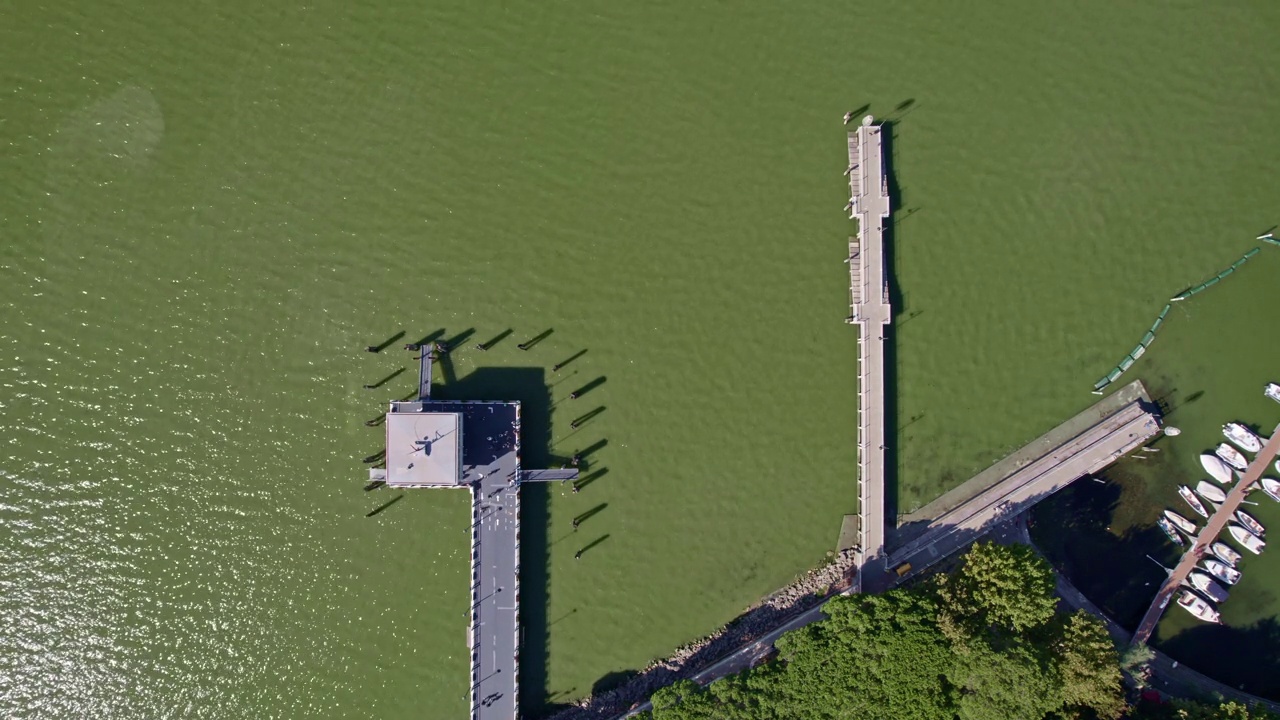 意大利Passignano sul Trasimeno湖上的码头视频下载