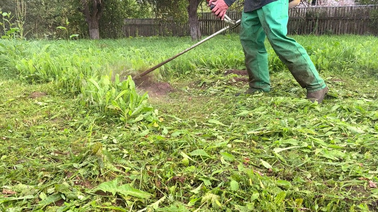 园丁修剪杂草。剪草机和割草机。草坪养护服务。视频素材