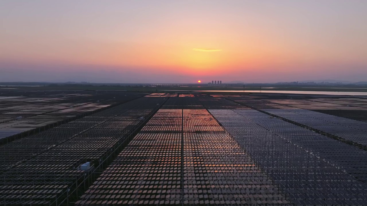 日落时太阳能光伏板的航拍照片视频素材