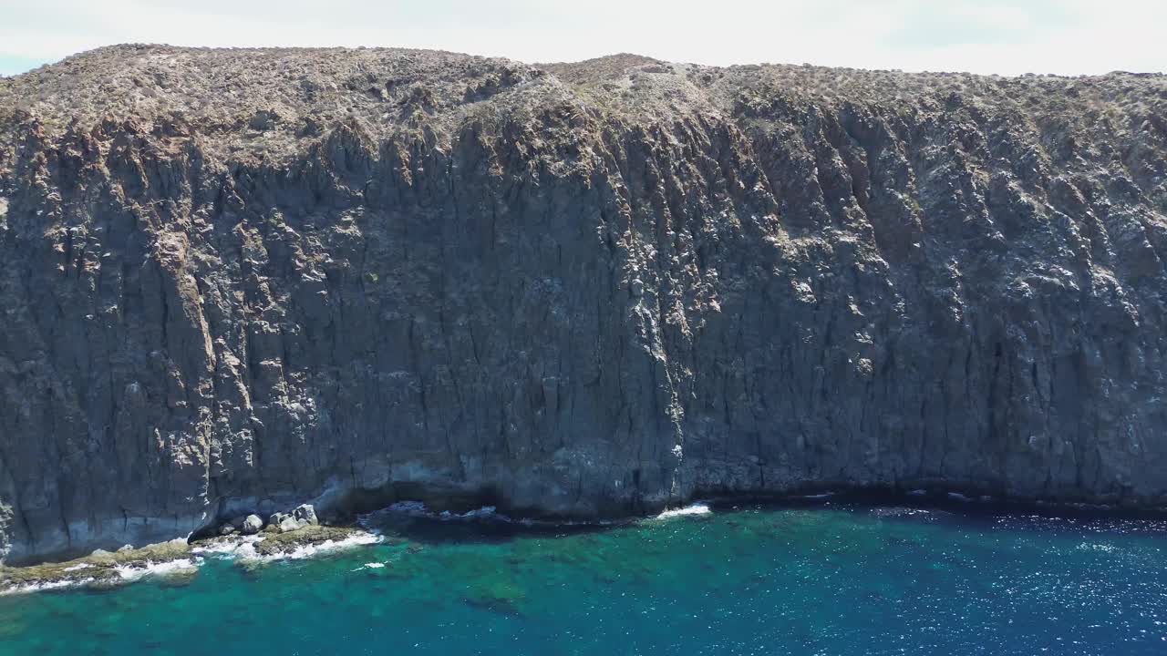 在特内里费群岛的加那利岛上的大西洋上，看起来像巨人岛的大型岩层。视频素材