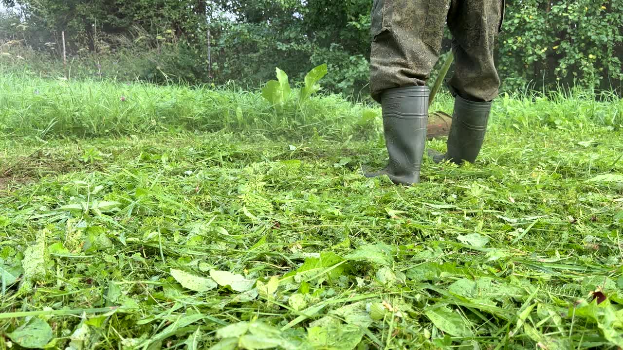 园丁修剪杂草。剪草机和割草机。草坪养护服务。视频素材