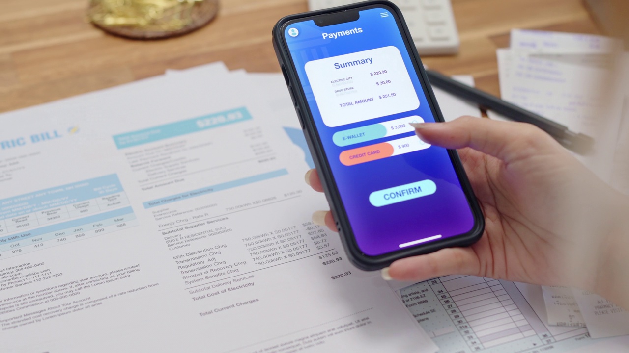 近距离双手妇女使用智能手机支付与非接触式支付和银行应用程序支付在线水电费支付，网上银行技术和资金转移。视频素材